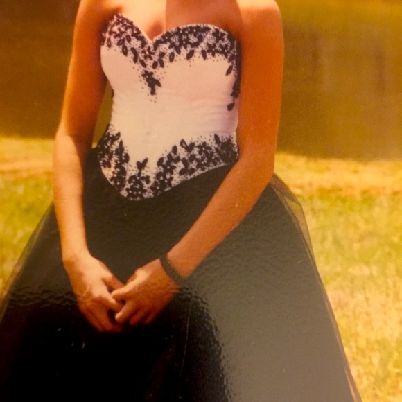 prom dress  ⬇️ - Picture 3 of 4